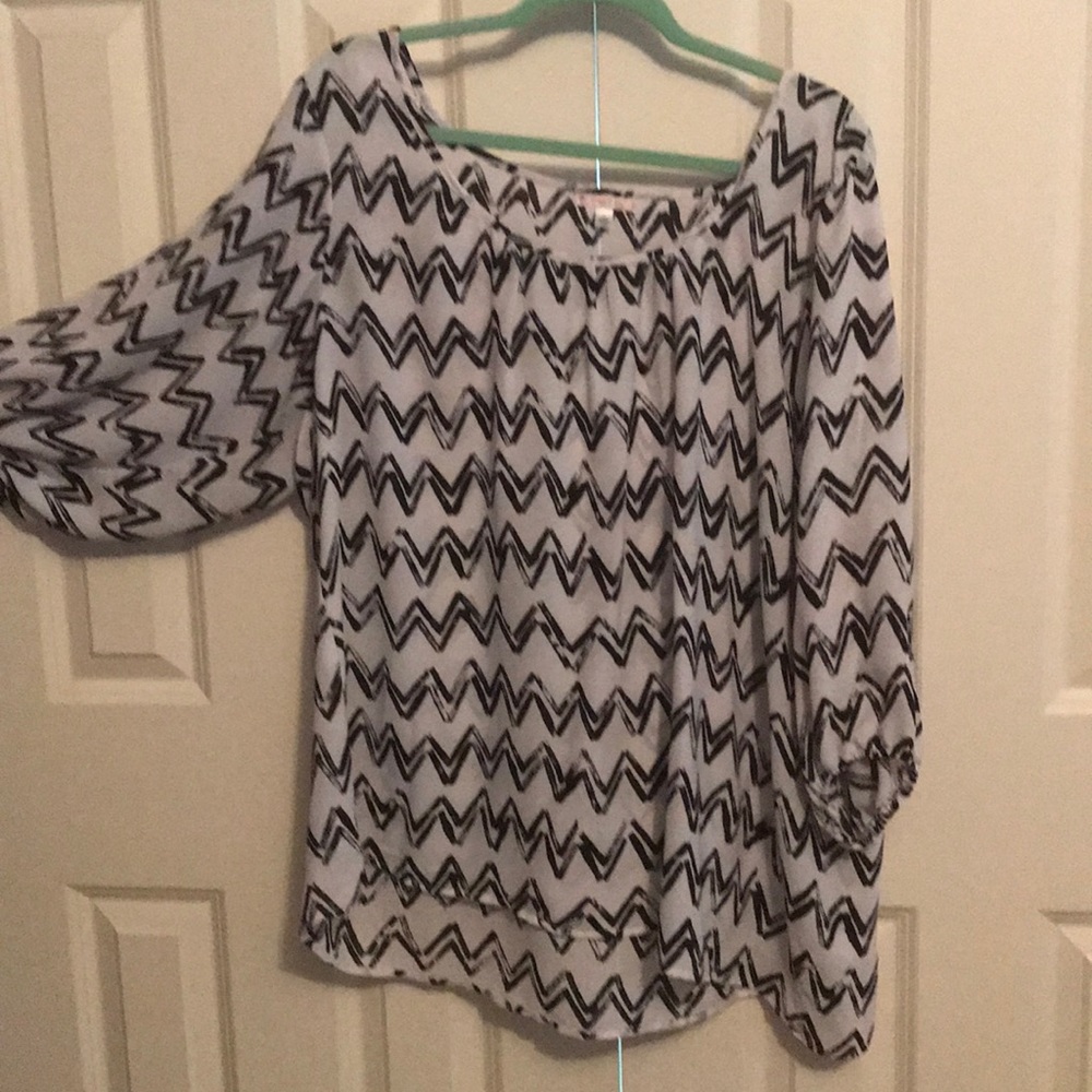 Chevron black and white flowy shirt. 3/4 sleeve.